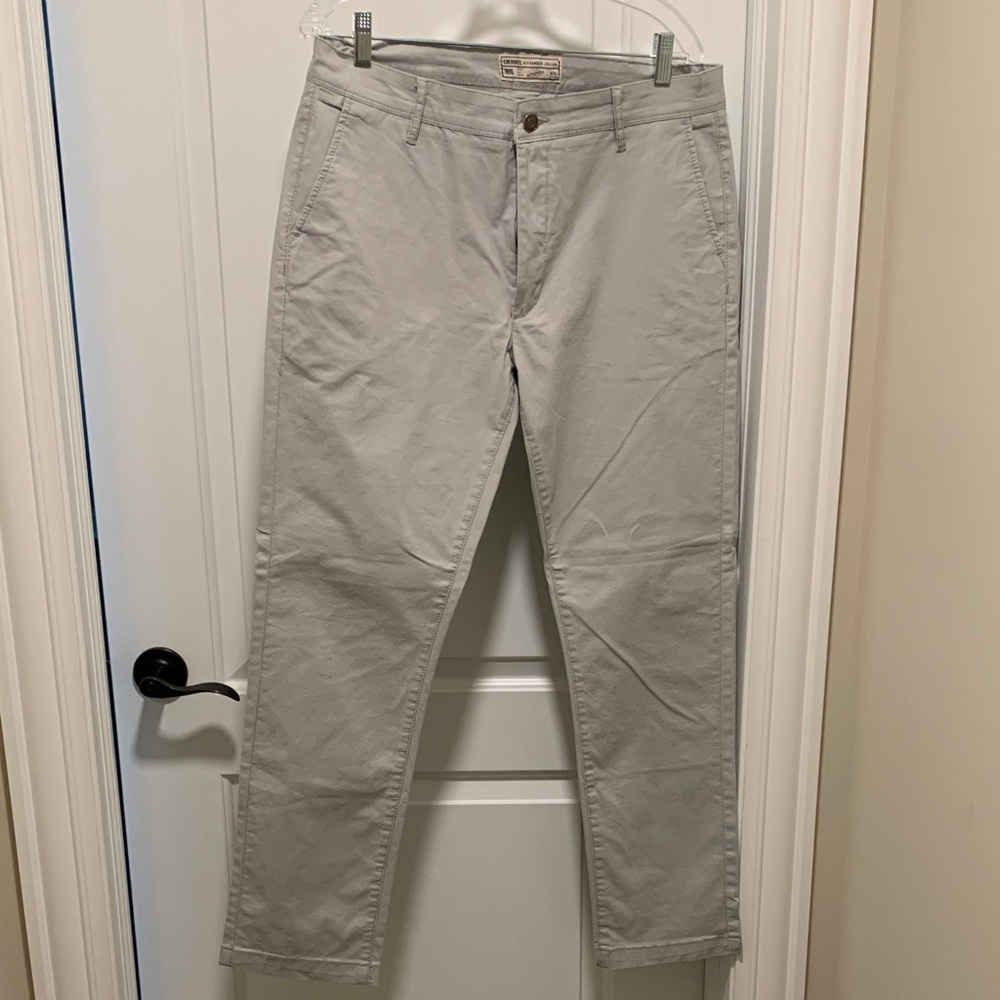 Elegant Alexander Julian Men’s Light Gray Chinos. Brand new. Size: 34x30.